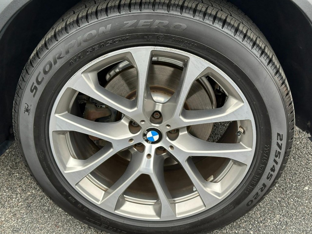 BMW X5 Vehicle Full-screen Gallery Image 06