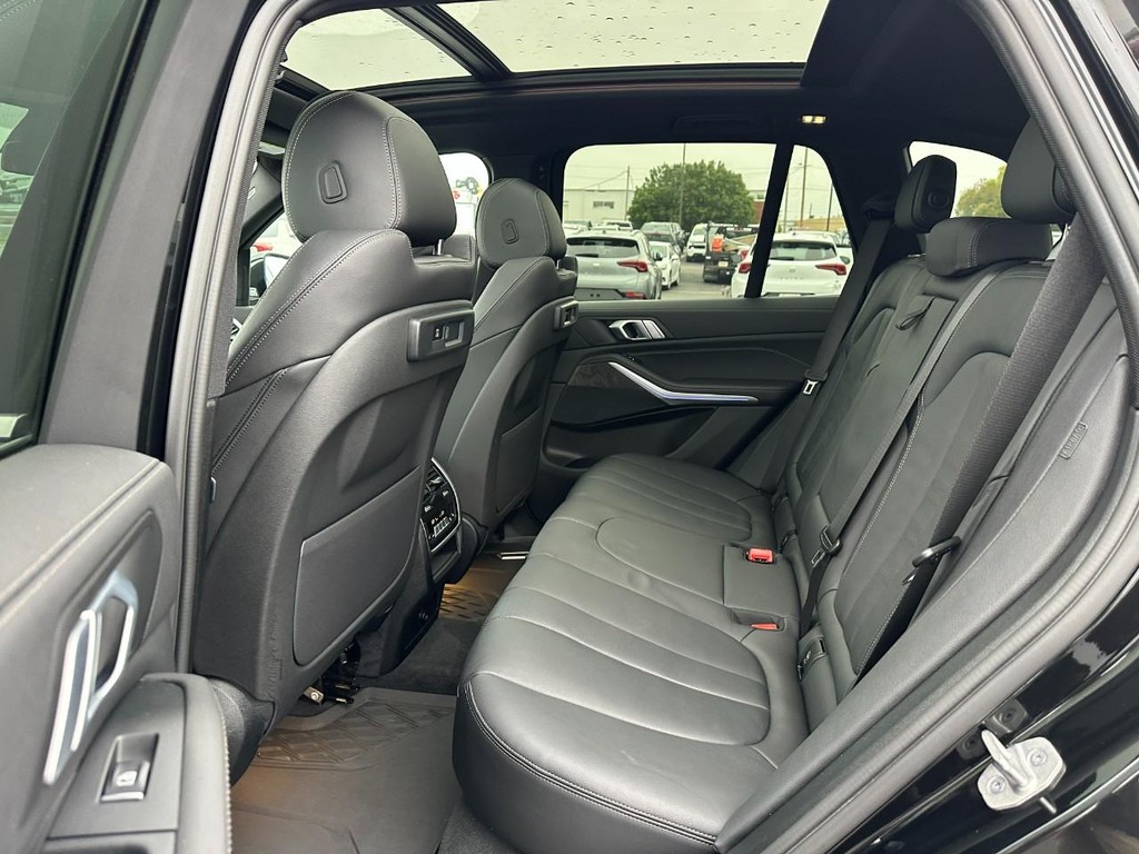 BMW X5 Vehicle Full-screen Gallery Image 10