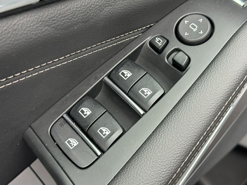 BMW X5 Vehicle Full-screen Gallery Image 18