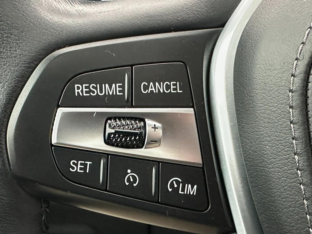 BMW X5 Vehicle Full-screen Gallery Image 21