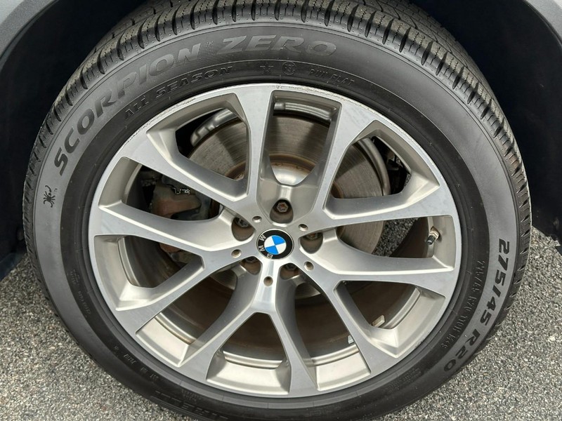 BMW X5 Vehicle Full-screen Gallery Image 06