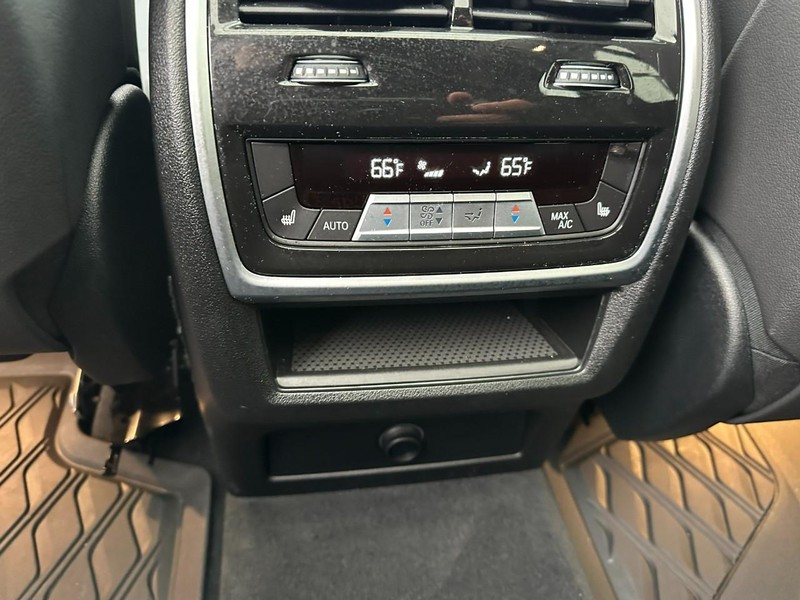 BMW X5 Vehicle Full-screen Gallery Image 11