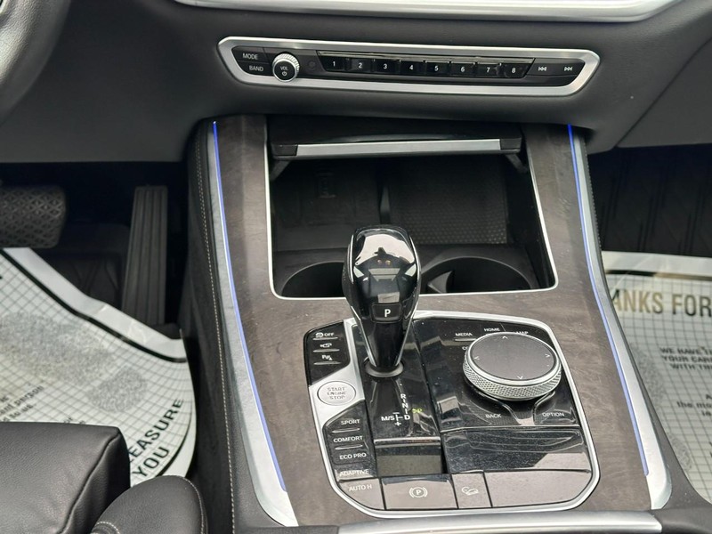 BMW X5 Vehicle Full-screen Gallery Image 16