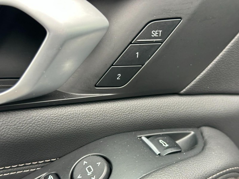 BMW X5 Vehicle Full-screen Gallery Image 19