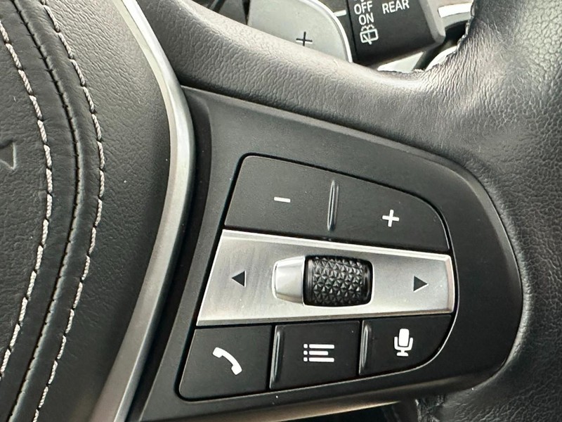 BMW X5 Vehicle Full-screen Gallery Image 22