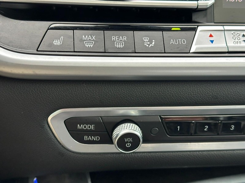 BMW X5 Vehicle Full-screen Gallery Image 25