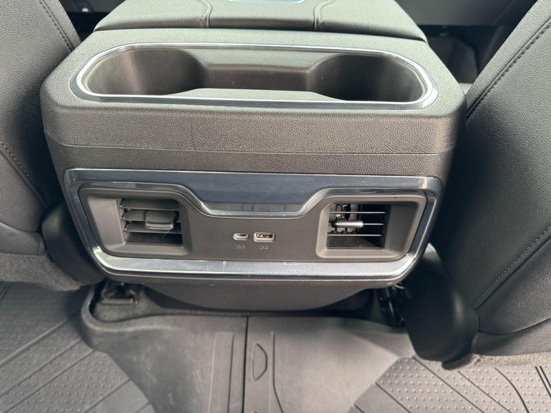 Chevrolet Silverado 1500 Vehicle Full-screen Gallery Image 15