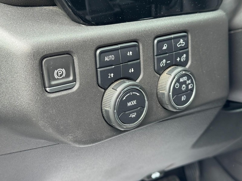 Chevrolet Silverado 1500 Vehicle Full-screen Gallery Image 16