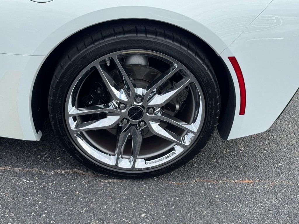 Chevrolet Corvette Vehicle Full-screen Gallery Image 06