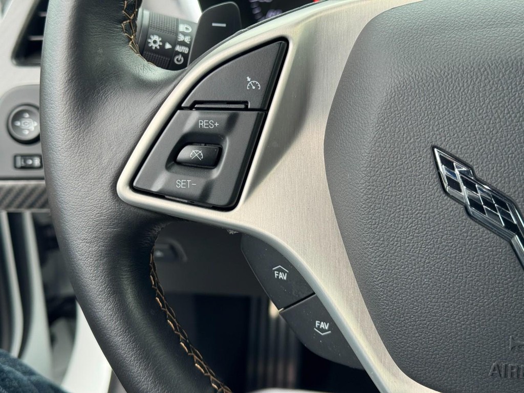 Chevrolet Corvette Vehicle Full-screen Gallery Image 16