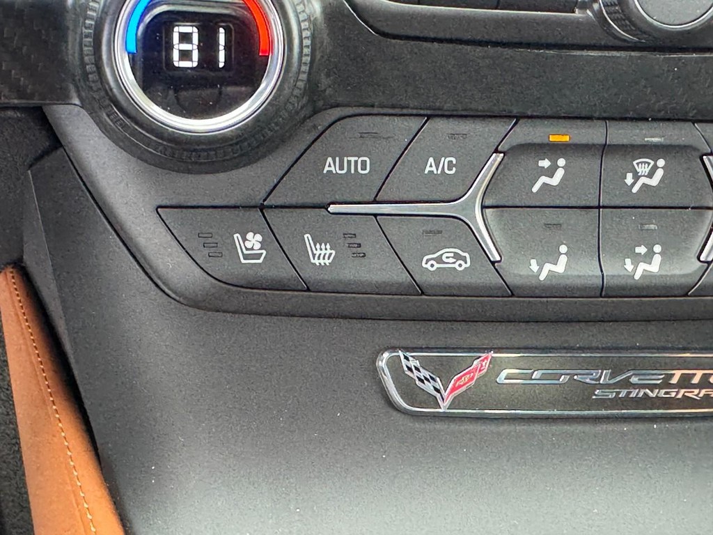 Chevrolet Corvette Vehicle Full-screen Gallery Image 21