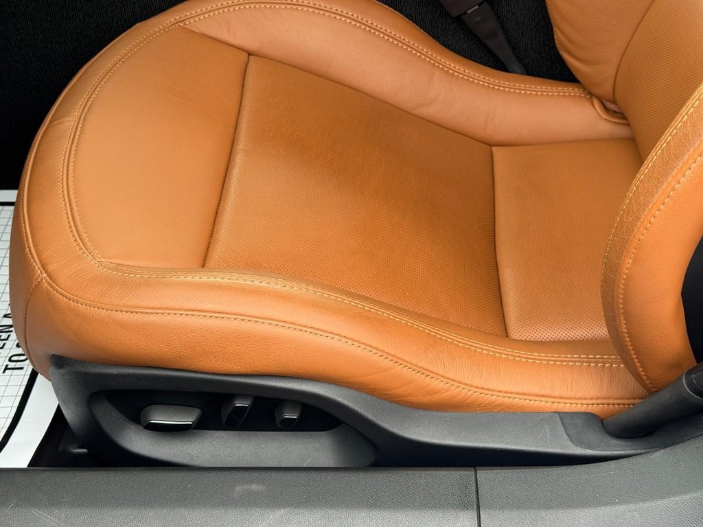 Chevrolet Corvette Vehicle Full-screen Gallery Image 24