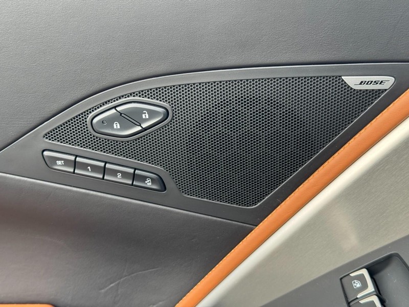 Chevrolet Corvette Vehicle Full-screen Gallery Image 23