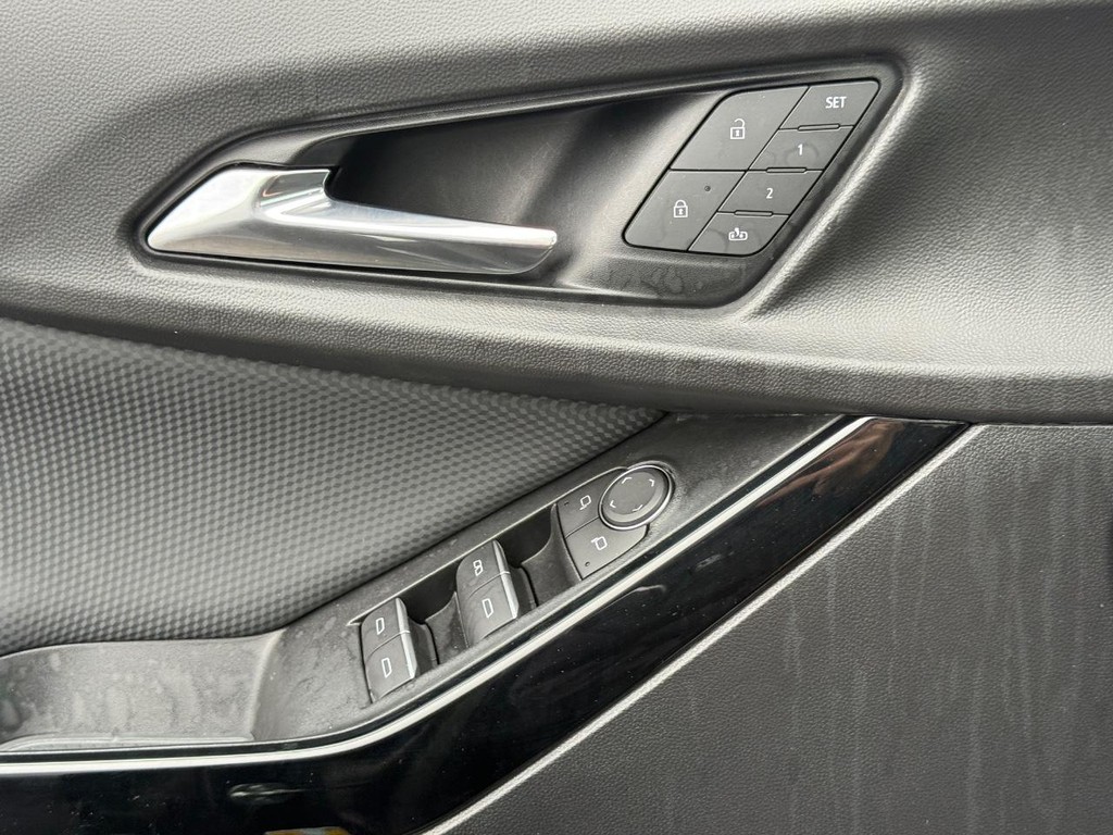 Chevrolet Equinox Vehicle Full-screen Gallery Image 24