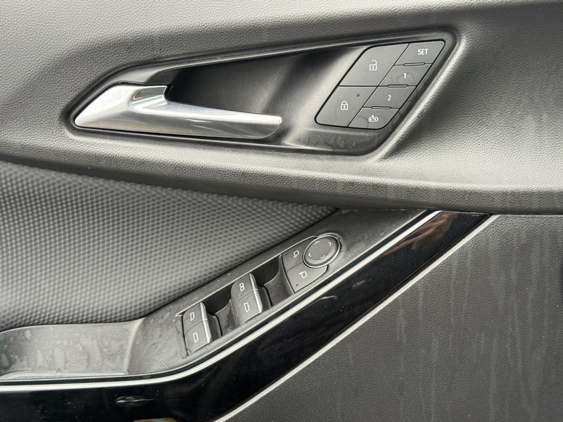 Chevrolet Equinox Vehicle Full-screen Gallery Image 24