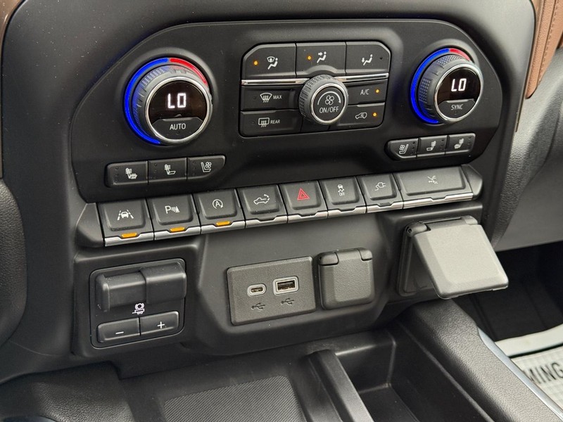 Chevrolet Silverado 1500 Vehicle Full-screen Gallery Image 21