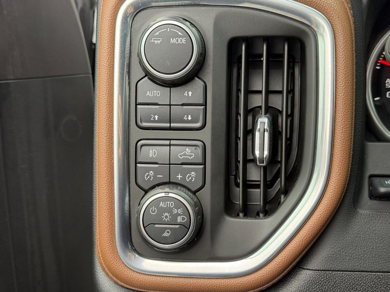 Chevrolet Silverado 1500 Vehicle Full-screen Gallery Image 24