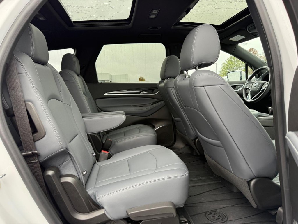 Buick Enclave Vehicle Full-screen Gallery Image 11
