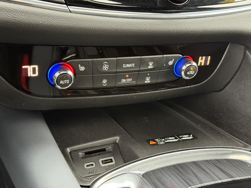 Buick Enclave Vehicle Full-screen Gallery Image 20