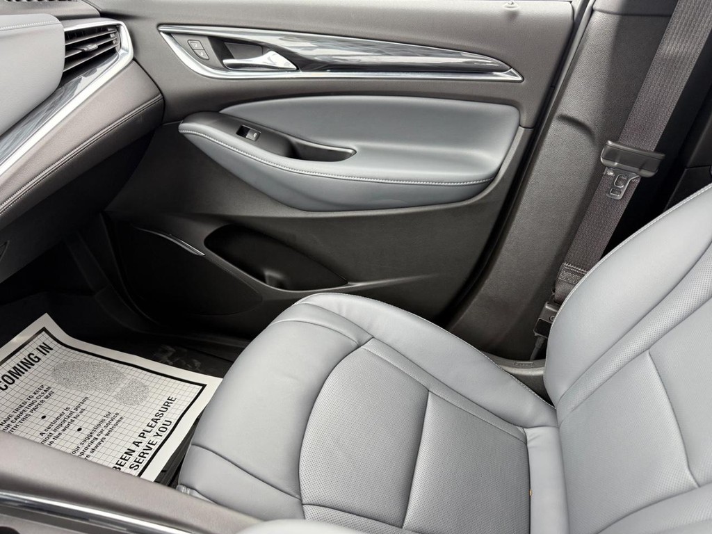 Buick Enclave Vehicle Full-screen Gallery Image 22