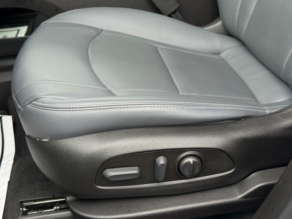 Buick Enclave Vehicle Full-screen Gallery Image 25