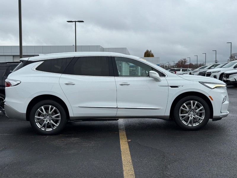 Buick Enclave Vehicle Full-screen Gallery Image 01