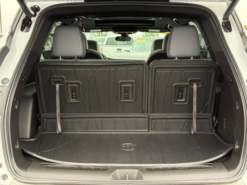 Buick Enclave Vehicle Full-screen Gallery Image 06