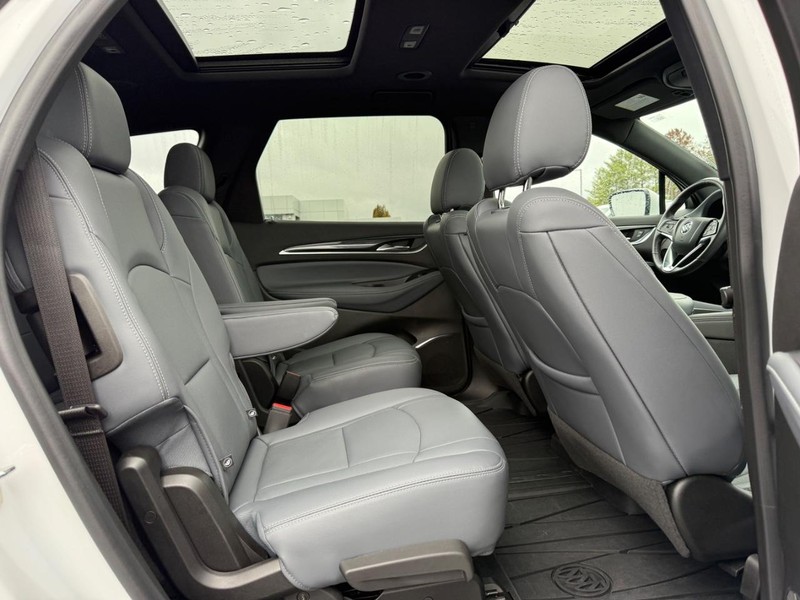 Buick Enclave Vehicle Full-screen Gallery Image 11