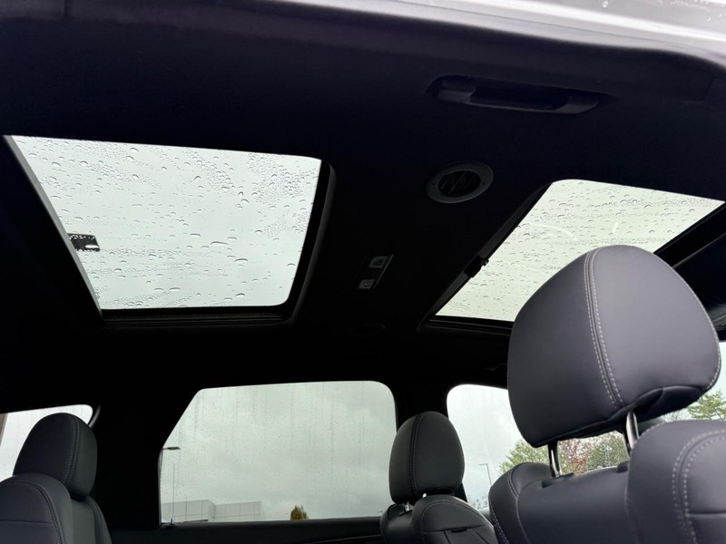 Buick Enclave Vehicle Full-screen Gallery Image 12