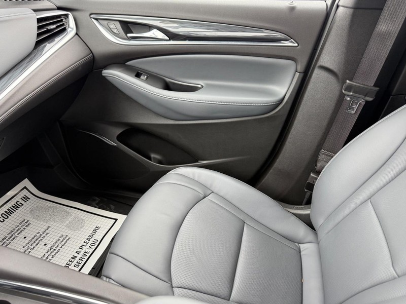 Buick Enclave Vehicle Full-screen Gallery Image 22