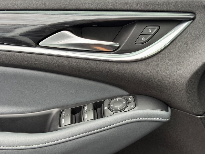 Buick Enclave Vehicle Full-screen Gallery Image 24