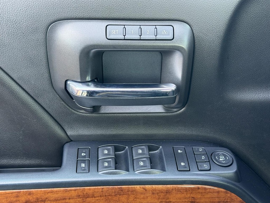 Chevrolet Silverado 1500 Vehicle Full-screen Gallery Image 24