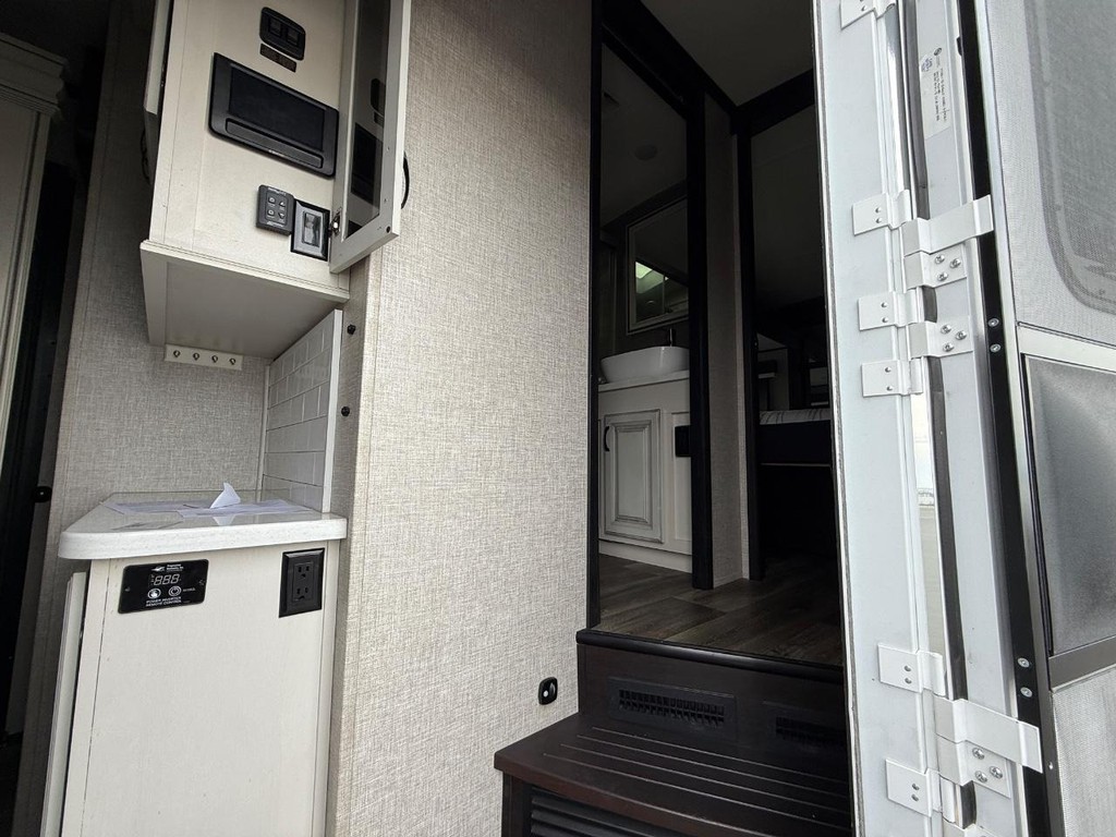 Jayco   Vehicle Full-screen Gallery Image 06