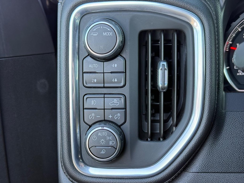 Chevrolet Silverado 1500 Vehicle Full-screen Gallery Image 23