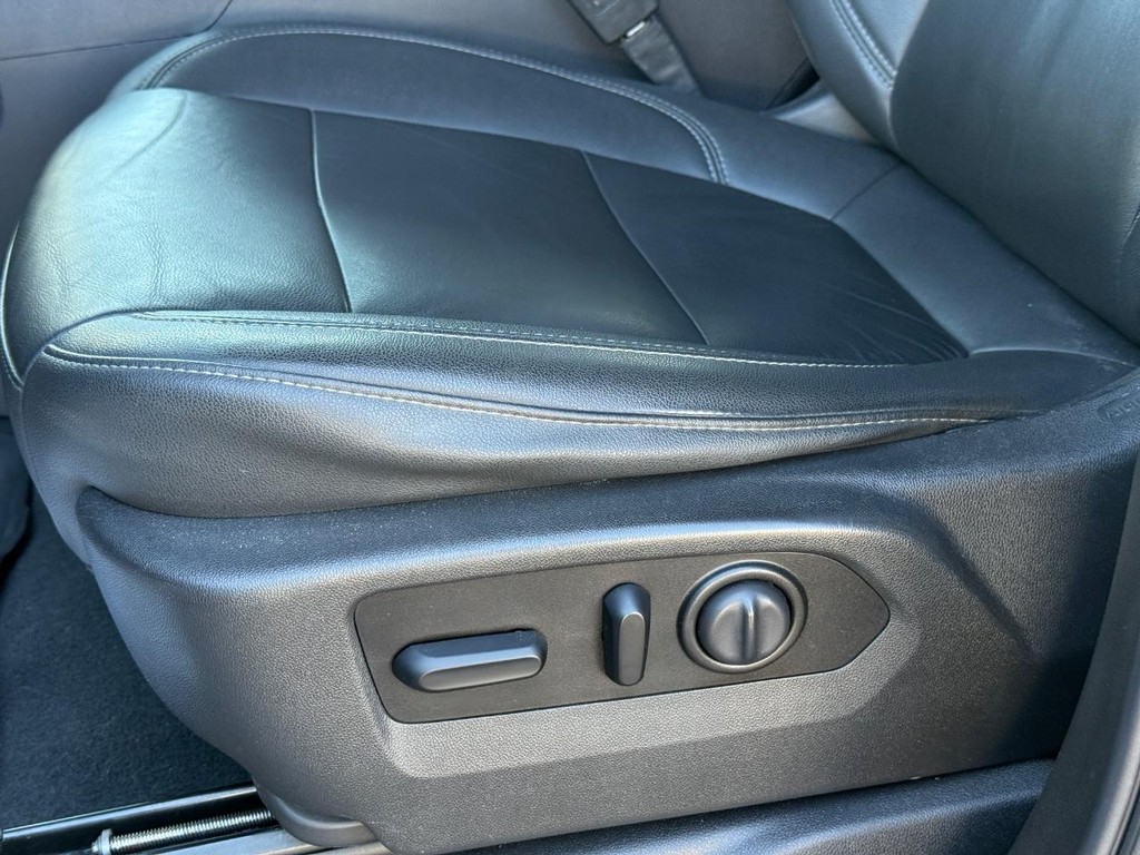 Chevrolet Silverado 1500 Vehicle Full-screen Gallery Image 26