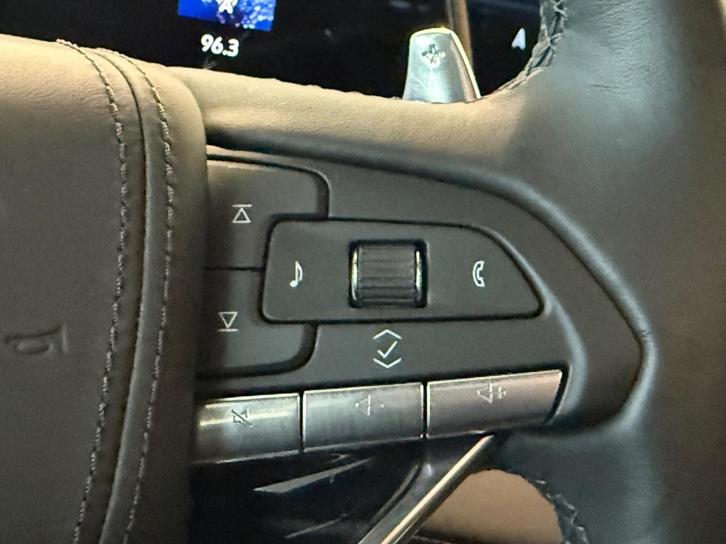 Cadillac Escalade Vehicle Full-screen Gallery Image 17