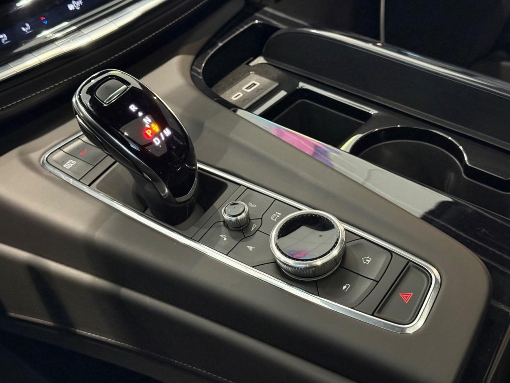 Cadillac Escalade Vehicle Full-screen Gallery Image 21