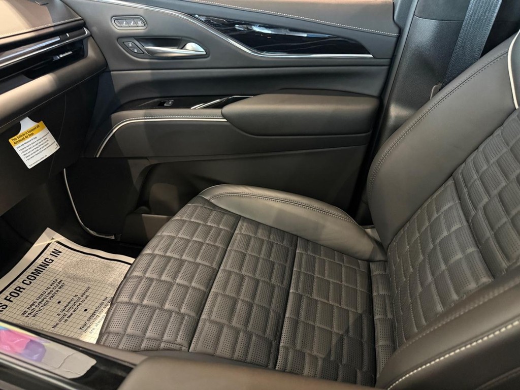 Cadillac Escalade Vehicle Full-screen Gallery Image 22