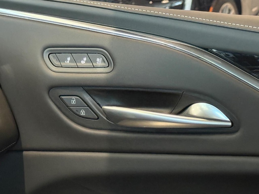 Cadillac Escalade Vehicle Full-screen Gallery Image 23