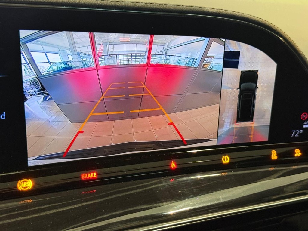 Cadillac Escalade Vehicle Full-screen Gallery Image 24