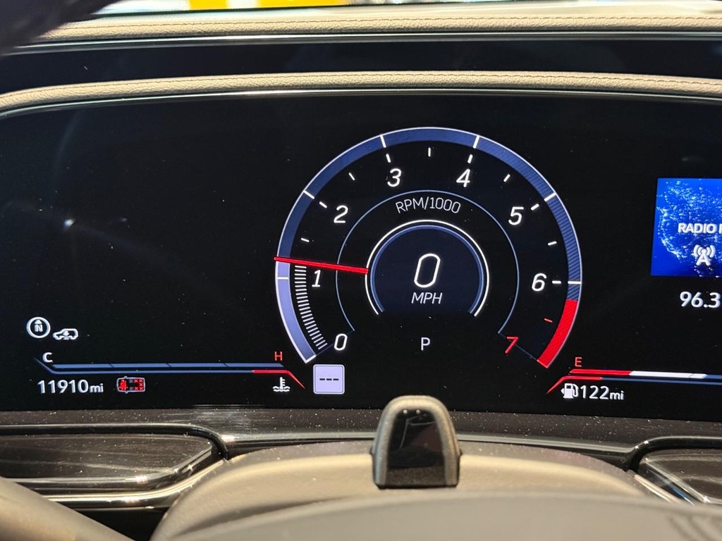 Cadillac Escalade Vehicle Full-screen Gallery Image 25