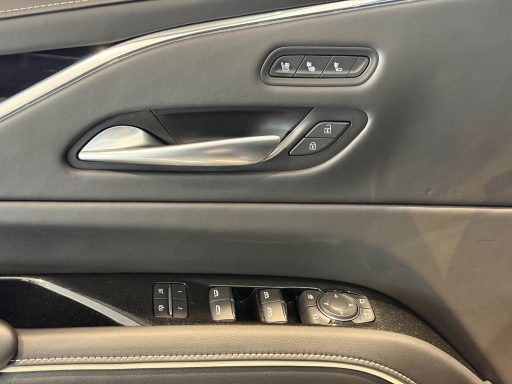 Cadillac Escalade Vehicle Full-screen Gallery Image 27