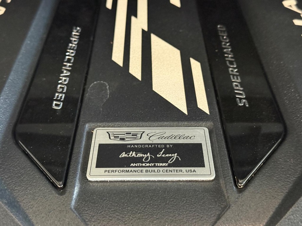 Cadillac Escalade Vehicle Full-screen Gallery Image 29