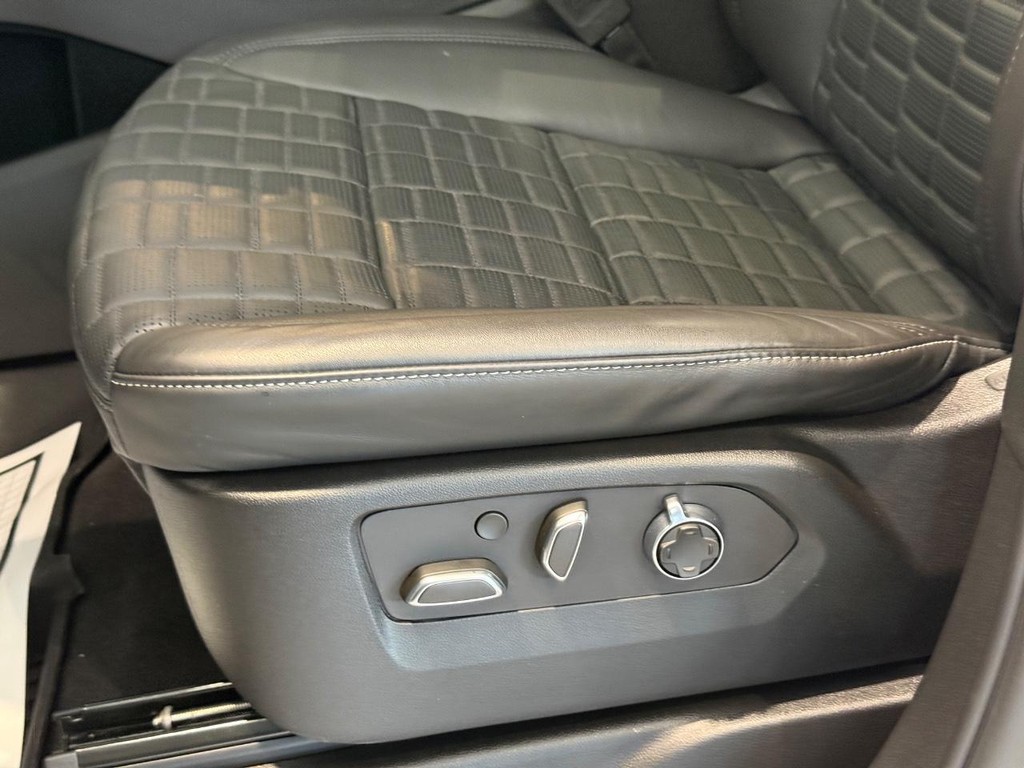 Cadillac Escalade Vehicle Full-screen Gallery Image 30