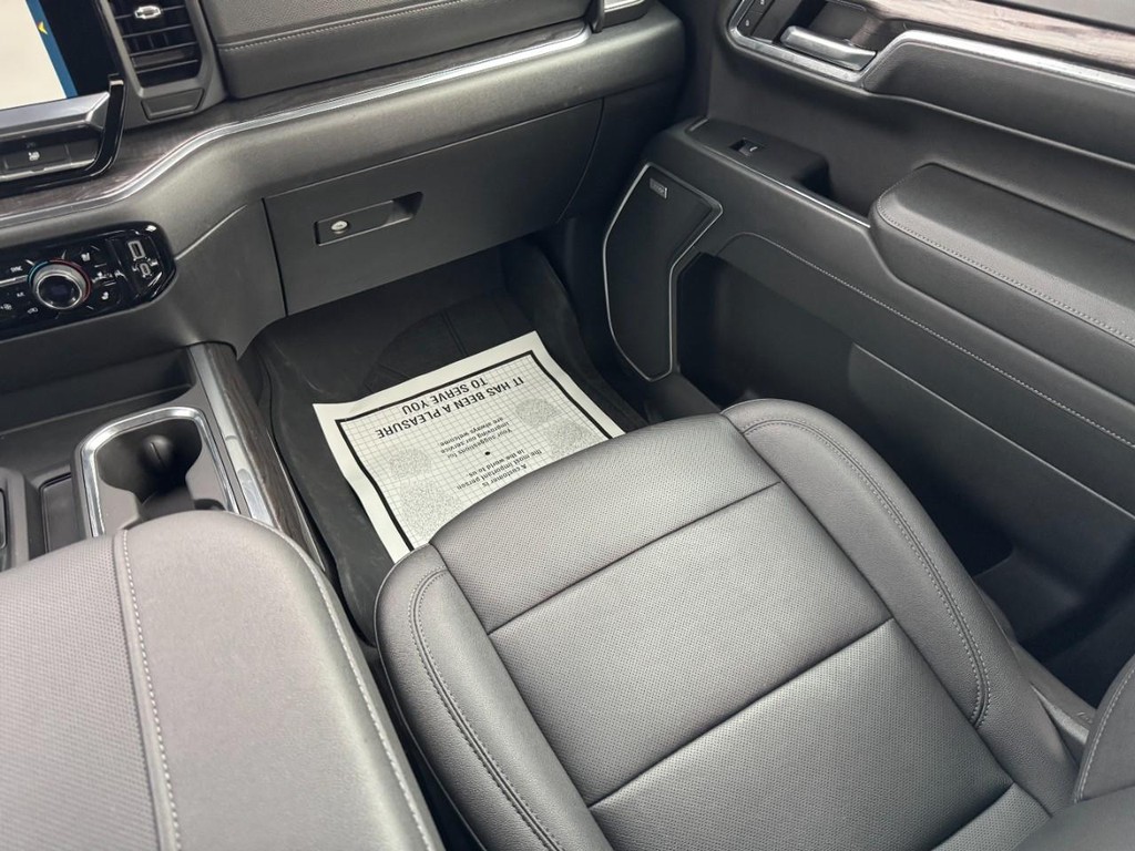 Chevrolet Silverado 1500 Vehicle Full-screen Gallery Image 15