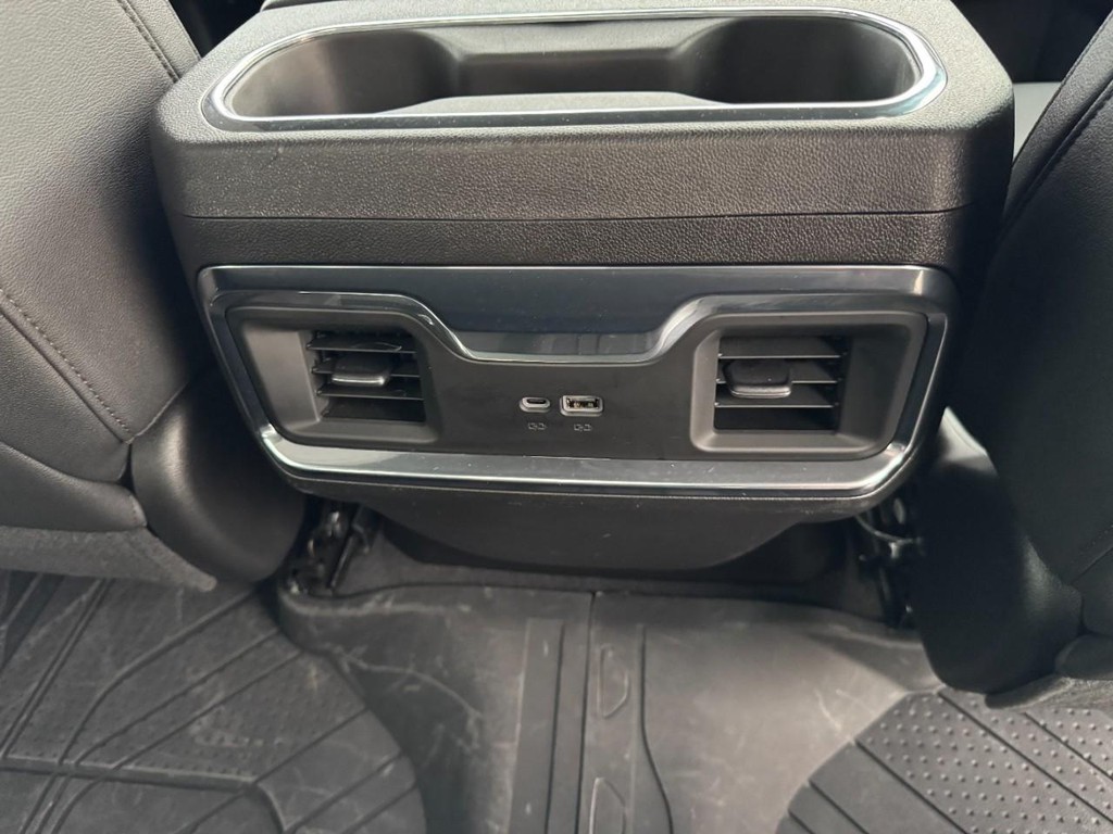 Chevrolet Silverado 1500 Vehicle Full-screen Gallery Image 16