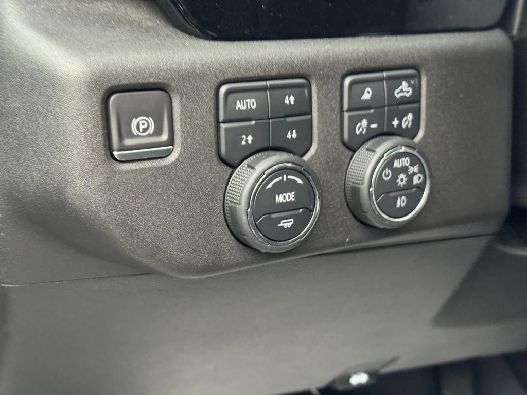 Chevrolet Silverado 1500 Vehicle Full-screen Gallery Image 17
