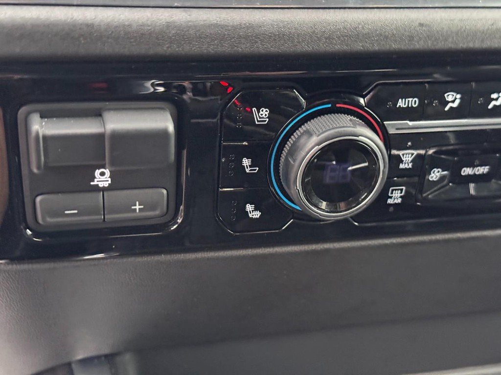 Chevrolet Silverado 1500 Vehicle Full-screen Gallery Image 22
