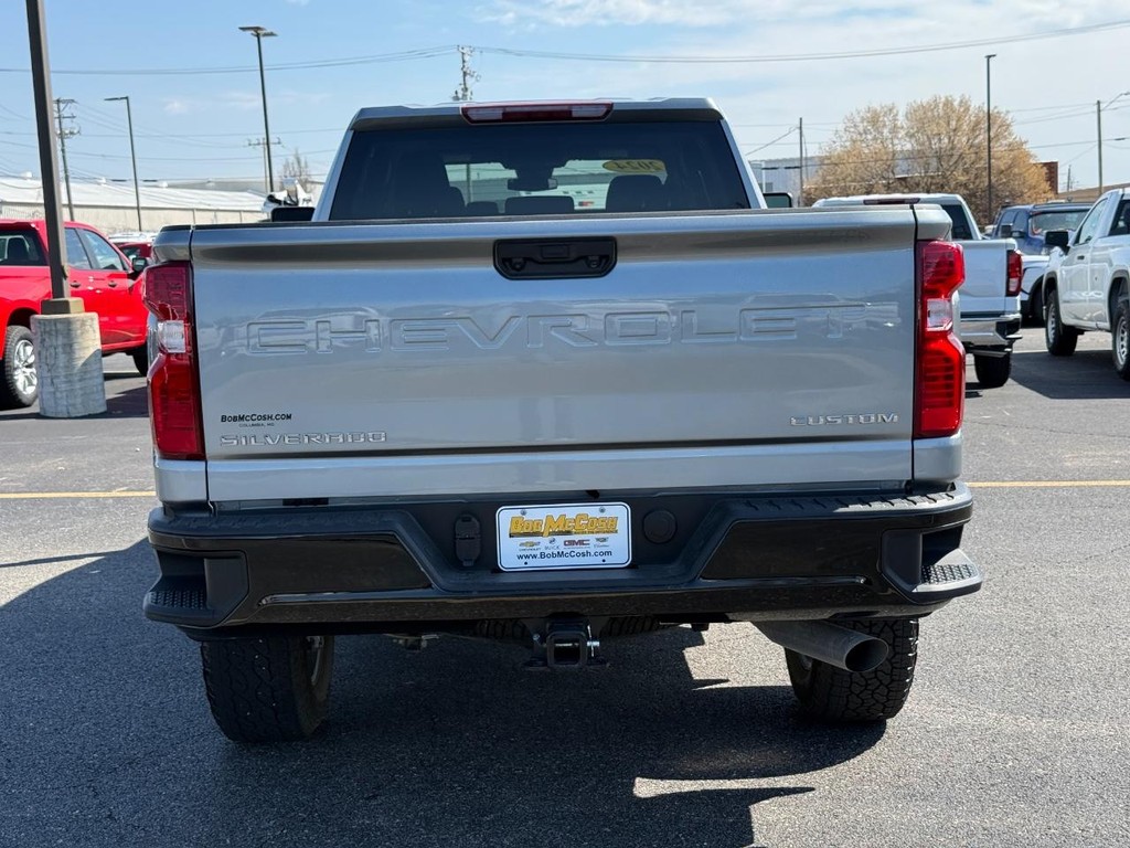 Chevrolet Silverado 2500HD Vehicle Full-screen Gallery Image 04