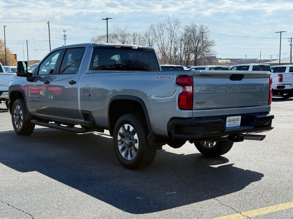 Chevrolet Silverado 2500HD Vehicle Full-screen Gallery Image 05